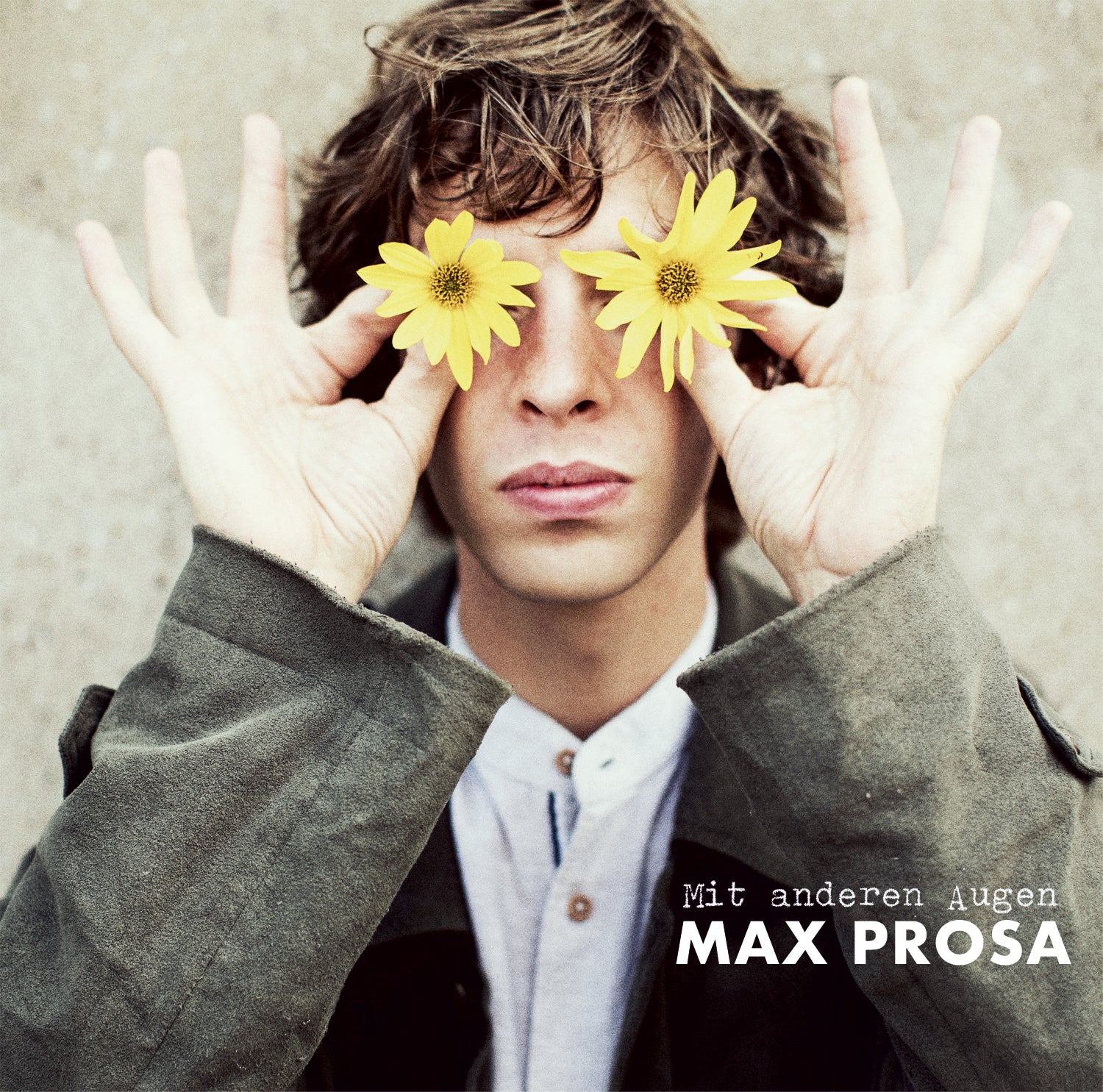Albumcover: Mit andren Augen. Max Prosa hat einen ernsten Gesichtsausdruck aber hält sich Blumen vor die Augen.